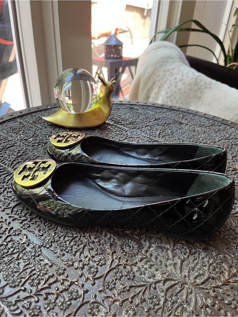 TORY BURCH QUINN QUILTED BALLET FLATS IN BLACK PATENT 8.5